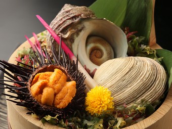 その日に仕入れた魚介類で『素材の盛合せ』