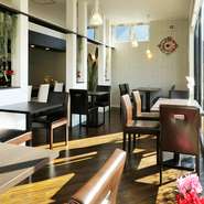 ゆったりと時間が流れてゆく落ち着いた店内。大きくとった窓からは暖かな日差しが差し込み、明るい雰囲気です。お一人様でも本を片手に気軽に立ち寄っていただけます。憩いのひとときをお楽しみください。