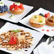 本日の自家製スイーツ＆ドリンク。季節に合わせた新鮮な果実を使用。盛り付けにもこだわり、女性にも人気！