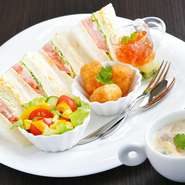 サンドウィッチ2種類＆本日の自家製スープ＆本日のサラダ＆本日の自家製デザート＆ドリンク