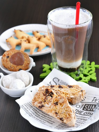 ドリンクと一緒に自家製クッキーを