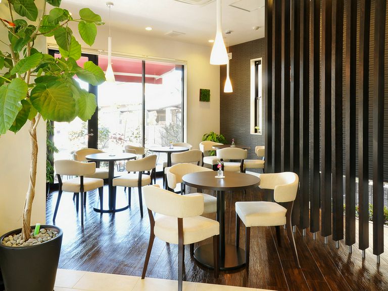 丸テーブルを囲み楽しいおしゃべりを