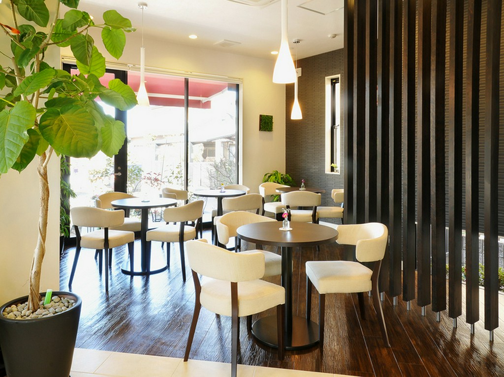 丸テーブルを囲み楽しいおしゃべりを