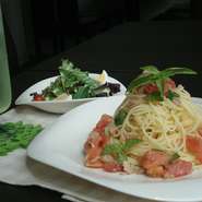 生パスタランチを始めました♪
生パスタ(日替り)＋サラダ(日替り)＋お好みのドリンク＝￥１０００です。
生パスタのモチモチした弾力のある食感をぜひ、お試しください。


