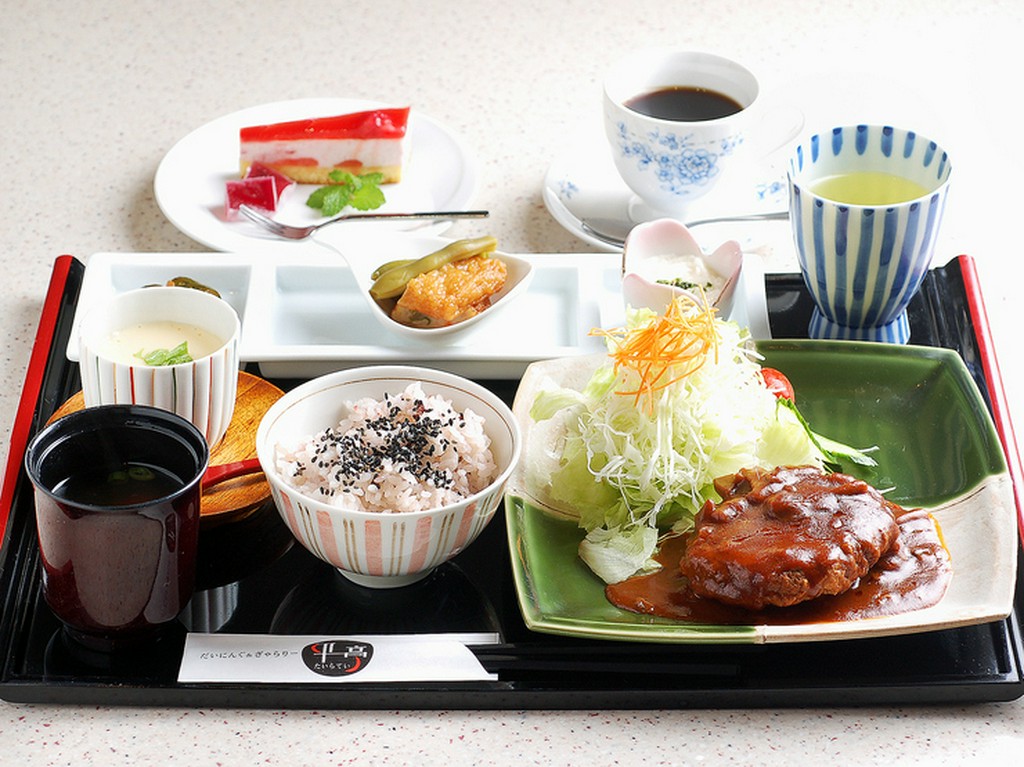 ジューシーな味わいが魅力のハンバーグ定食