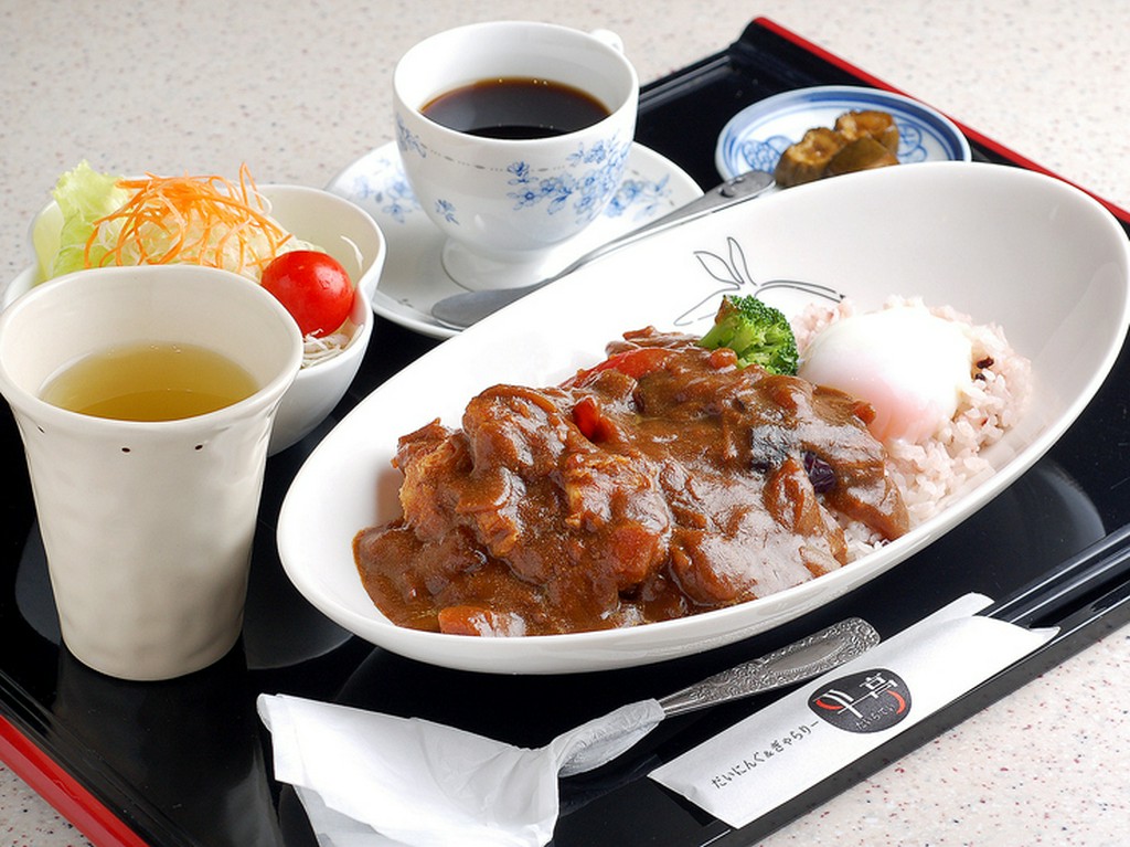 旬の野菜とトマトをじっくりと煮込んだ『トリトマカレー』