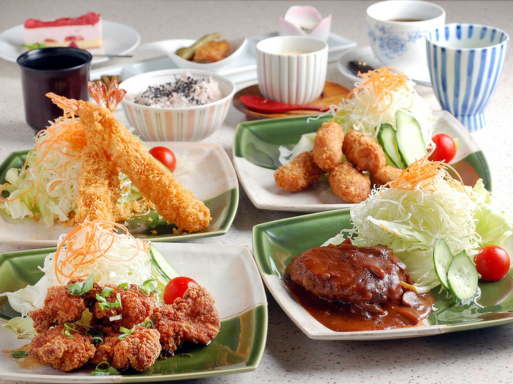 ランチタイムには、さまざまなメニューを楽しむことができます