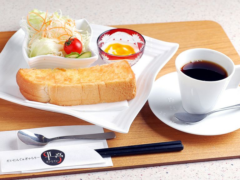 『モーニングセット』はトースト・サラダ・デザート・コーヒー付
