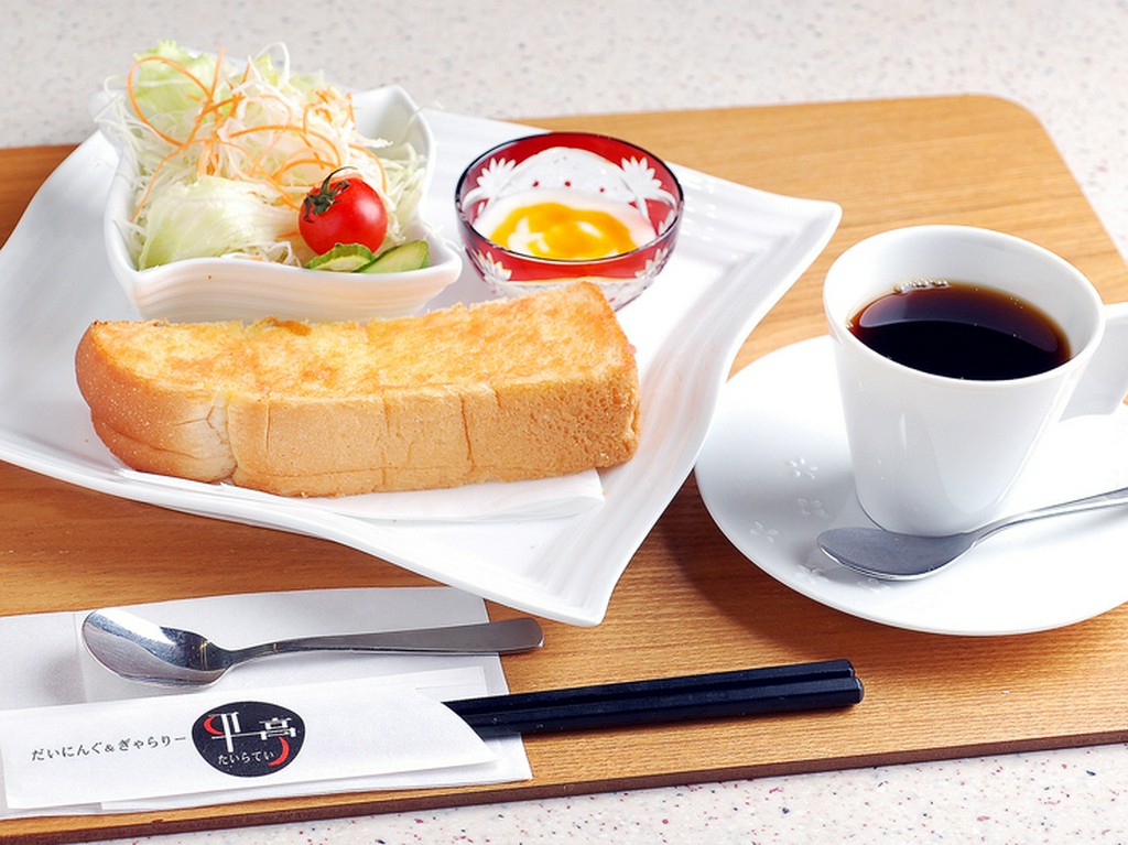 『モーニングセット』はトースト・サラダ・デザート・コーヒー付