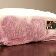 ２０年以上全国の美味しい和牛を探し続けたどり着いた指定農家の黒毛和牛を中心に、３２カ月以上の長期肥育、A4A5等級・牝牛の特別な黒毛和牛を使用します。
他では味わえない旨味の濃さと柔らかさをお約束致します