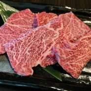 一番のこだわりは肉の素材選びです肉質をごまかすような事は致しません。そしてもう一つ大事なのは肉の捌き方、捌き方一つで食感・味わい・火入れの加減、全てが決まります。あとは拘りの高火力無煙ロースターで！