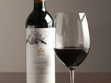 稀に見るワインの豊富さ。自社ワインカーブには2000本以上。