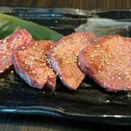 指定農家から直送で仕入れる貴重なA5ランク牝牛の黒毛和牛のレバーです。甘みが違います！