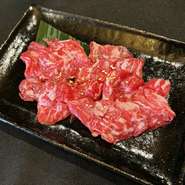 黒毛和牛のウデやモモの赤身の部位ですキメ細かくさっぱりした味わいに、程よくサシガ入ります。いくらでも食べ続きられる味わい！