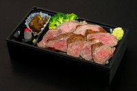 厳選した黒毛和牛のヒレ肉を贅沢に１００％使用した、極上に柔らかい特選ステーキ重です。