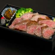 日本三大和牛の一つ、三重県産松阪牛を贅沢に使用した特選ステーキ重です。