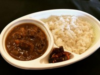 黒毛和牛をたっぷり入れて長時間煮込んだ贅沢なカレーです！