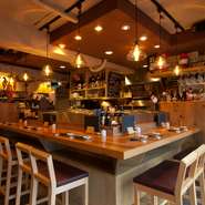 木の温かいぬくもりを感じる店内は、落ち着いた雰囲気で居心地良く、ゆっくりと食事やお酒を楽しめます。居酒屋ムードたっぷりの賑やかなカウンター席もおすすめです。