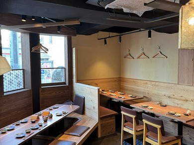 明るく落ち着いた雰囲気の店内