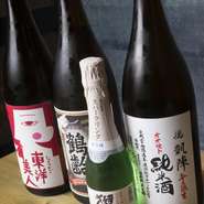 魚料理にあう様々なタイプの日本酒をご用意しています。地方の小さな酒蔵のお酒もご用意していますので新しい出会いがあるかも。時々、内容が変わるのもお楽しみの一つ。