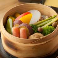 可愛く盛り付けられた野菜たちを洋風ドレッシングでどうぞ。ヘルシー志向の方におすすめの一皿です。