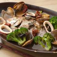 お魚丸ごと一匹を水と白ワインでシンプルに煮込んだスープです。イタリア料理をこけら風に召し上がれ。