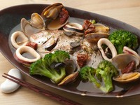 お魚丸ごと一匹を水と白ワインでシンプルに煮込んだスープです。イタリア料理をこけら風に召し上がれ。