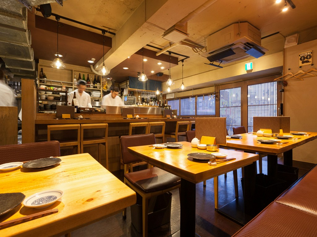 木のぬくもりを感じるテーブル席