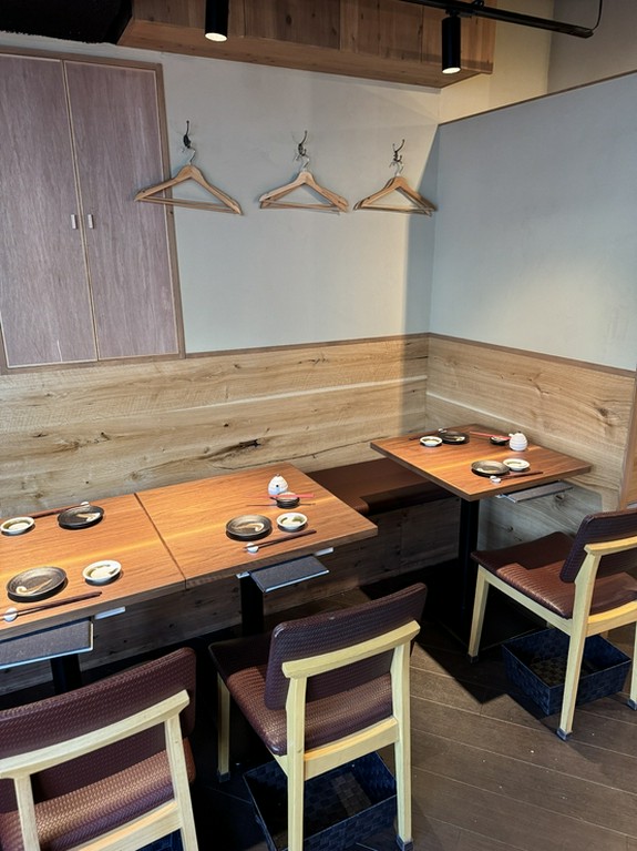 木のぬくもりを感じるテーブル席