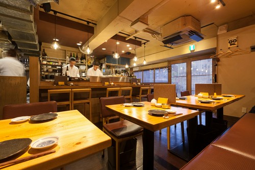 木のぬくもりを感じるテーブル席