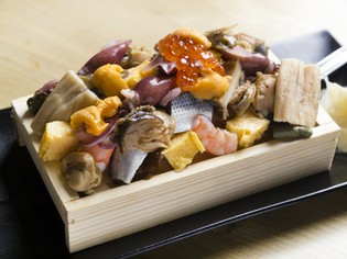 魚介類てんこ盛り驚きの『箱寿司』