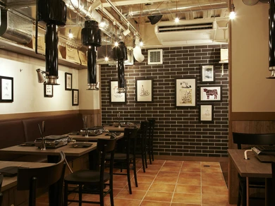 ナチュラルで暖かい雰囲気の店内