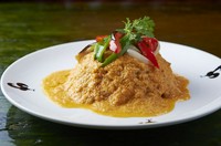 辛さを抑えたマイルドなレッドカレーは人気No.1。コクとまろやかさが癖になるカレー。