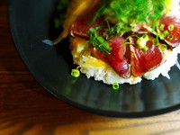 カツオのタタキと薬味をたっぷり乗せたどんぶり。特製ゆずポン酢たれで。