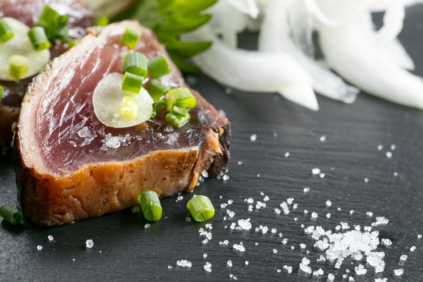 藁焼きカツオの塩タタキ海洋深層水塩仕立て