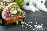 藁焼きカツオの塩タタキ海洋深層水塩仕立て