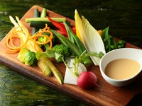高知県産の新鮮な野菜を特製アンチョビソースで。