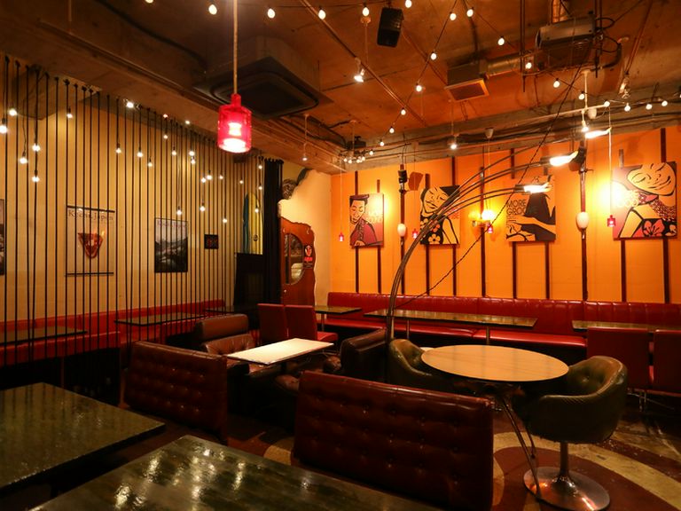 アーティストの書き下ろしイラストが飾られたおしゃれな店内