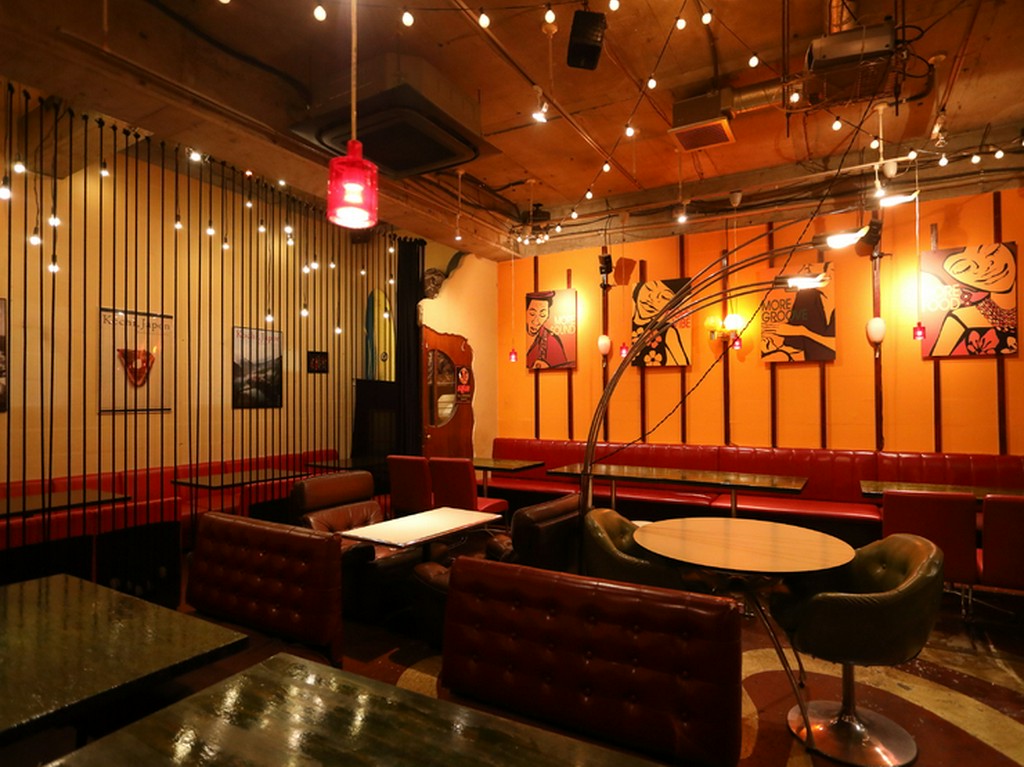 アーティストの書き下ろしイラストが飾られたおしゃれな店内