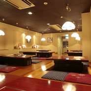 忘年会や新年会など、各種宴会にも最適な広々とした座敷を用意しています。下の階は約30名、上の階は約50名が利用可能。サラリーマンの方や家族連れの方など、幅広い年齢層の方から支持されるお店です。