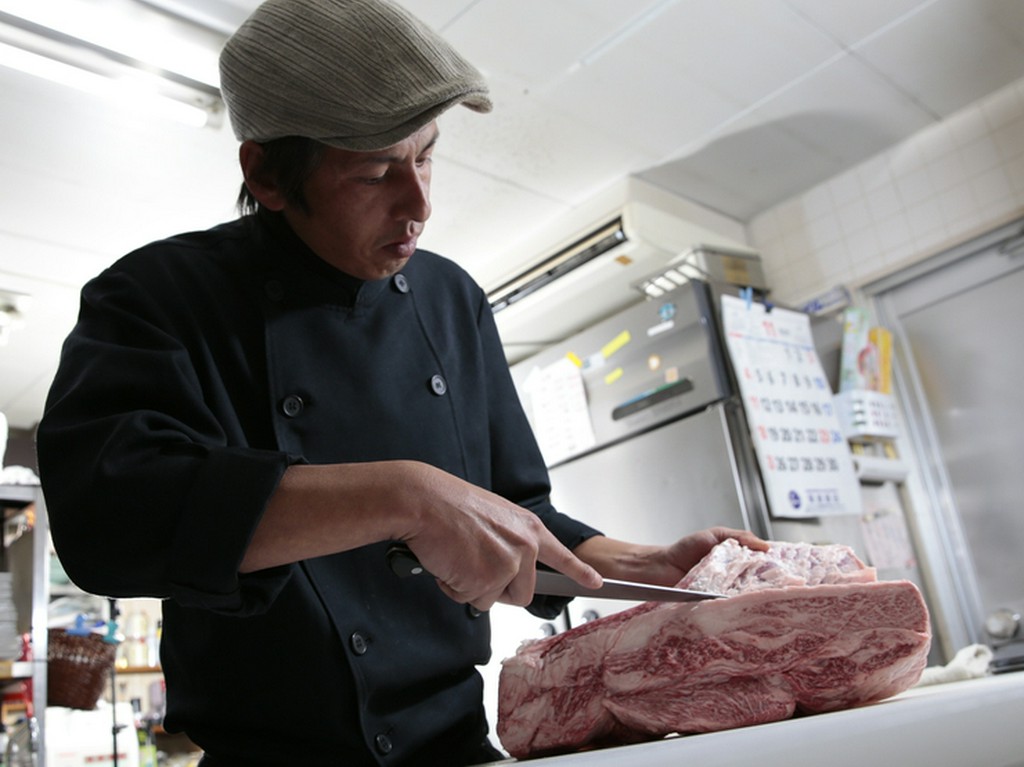 鉄板焼き店やステーキハウスなどで経験を積んだ店主