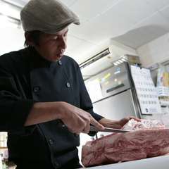 鉄板焼き店やステーキハウスなどで経験を積んだ店主