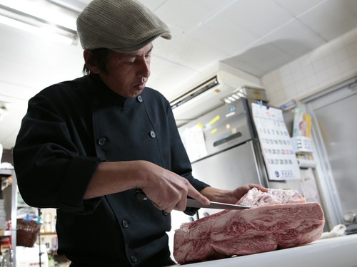 鉄板焼き店やステーキハウスなどで経験を積んだ店主