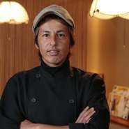 高校を卒業後、20代の頃まで和食料理店で修業。もともと「大のお肉好き」ということもあり、その後、ステーキハウスや鉄板焼きのお店での経験しました。そして現在の場所にお店を構え約15年になります。普段から、和食や中華などのさまざまなジャンルのお店を訪れたり、本場の味を知るため韓国へ行くことも。「若いときにはじめたので、お店と一緒に成長している感じです」と、今もなお、日々勉強を続けている熱心な店長です。
