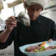 和食料理店での経験も持つため、タレやドレッシングなども手づくりにこだわっています。食にの世界に入ったときから、「妥協はしない」という変わらぬスタイルで提供しています。