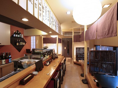 1階はカウンターと座敷、2階は宴会に使える個室