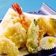 季節ごとに味わいを変える魚たちですが、そんな魚の「旬」を盛り込んでつくる『天ぷらの盛り合わせ』は、まさに格別の美味しさ。日ごと、月ごとに通いたくなる、そんな逸品です。
