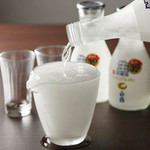 今年一押しのお酒です！

白鶴 生貯蔵酒「みぞれ酒」
お酒を注いだ瞬間にシャーベット状に変化する、ちょっと不思議なお酒です。
氷点下で楽しむ「みぞれ酒」を是非、当店でお試し下さい！！！