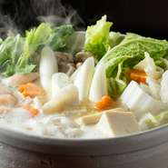 クサミのない上質な「長州鶏」の、ガラや色々な部位を9時間程じっくりと煮込んで、鶏の旨みたっぷりな出汁を引き、鍋のスープに。シンプルですが、手間暇かけた丁寧な調理がいきた、極上の味わいです。
