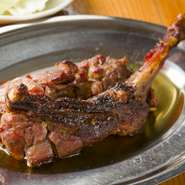 うどんと並ぶ香川の名物料理『骨付鳥』。シンプルながらも鳥肉の旨みを活かして仕上げています。アツアツジューシーなおいしさをご堪能ください。